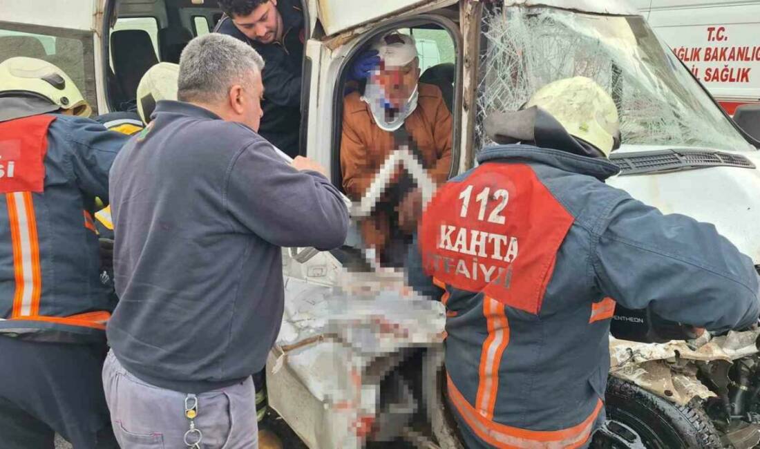 Adıyaman’da tır ile minibüsün çarpışması sonucu meydana gelen kazada 7