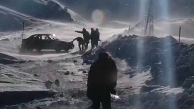 Adıyaman’ın Sincik ilçesinde etkili olan kar yağışı ve tipi nedeniyle