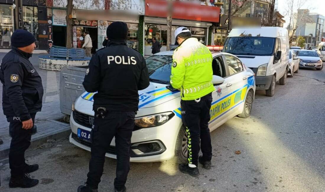 Adıyaman’da ters yönden ilerlediği tespit edilen bir araca, sürücünün polis