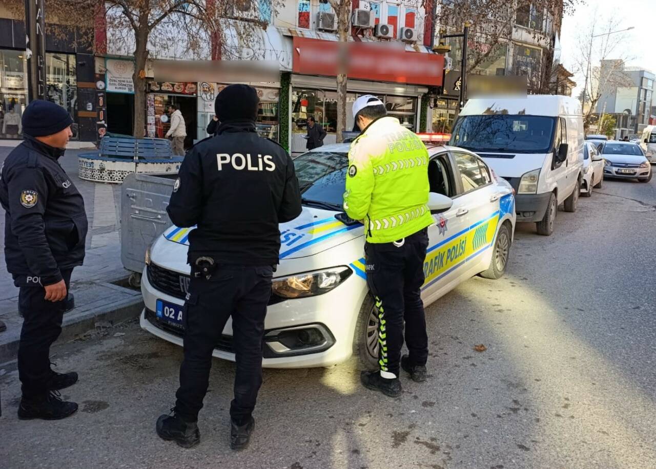 Adıyaman’da ters yönden ilerlediği tespit edilen bir araca, sürücünün polis