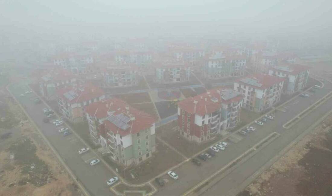 Adıyaman’da aniden bastıran sis kenti etkisi altına aldı.