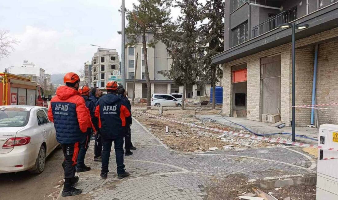 Adıyaman’da maaşlarını alamadıklarını söyleyen iki işçinin çatıya çıkması kent merkezinde