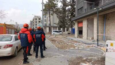Adıyaman’da maaşlarını alamadıklarını söyleyen iki işçinin çatıya çıkması kent merkezinde