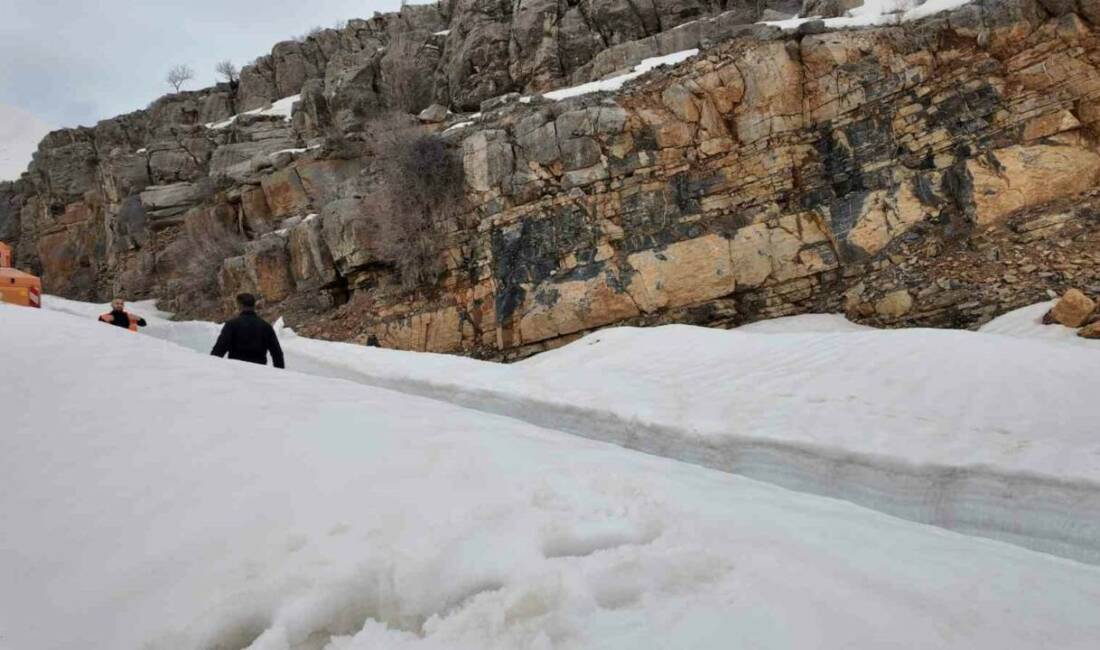 Şırnak'ın Uzungeçit beldesinde 71 gün önce kar yağışı nedeniyle kapanan