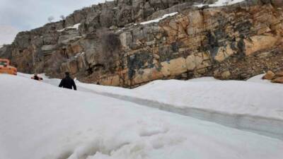 Şırnak'ın Uzungeçit beldesinde 71 gün önce kar yağışı nedeniyle kapanan
