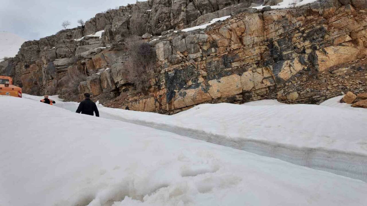Şırnak'ın Uzungeçit beldesinde 71 gün önce kar yağışı nedeniyle kapanan