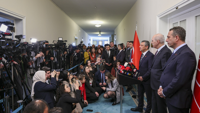 Cumhuriyet Halk Partisi Lideri Özgür Özel, TBMM Başkanı Numan Kurtulmuş’u