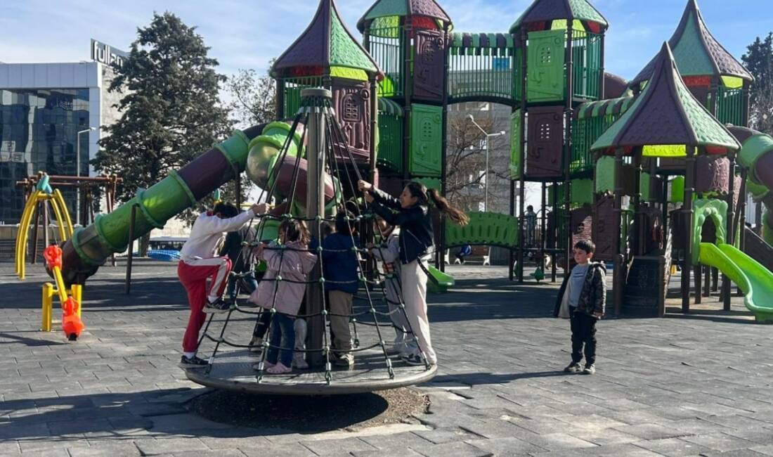 Adıyaman'da ilk cemrenin düşmesiyle birlikte güneşli havayı fırsat bilen aileler