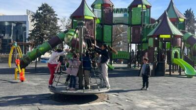 Adıyaman'da ilk cemrenin düşmesiyle birlikte güneşli havayı fırsat bilen aileler