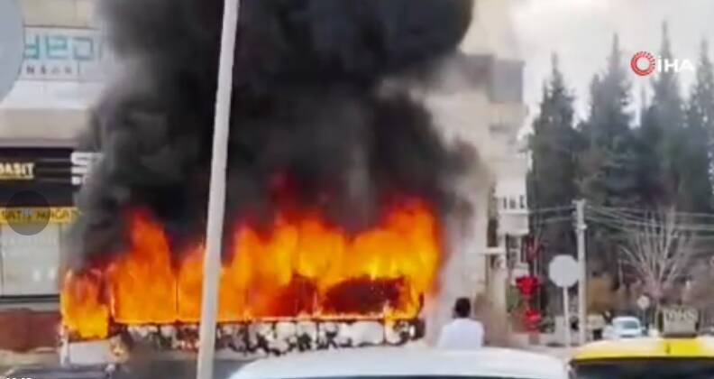 Seyir halindeyken motor kısmından alev alan şehir içi halk otobüsü