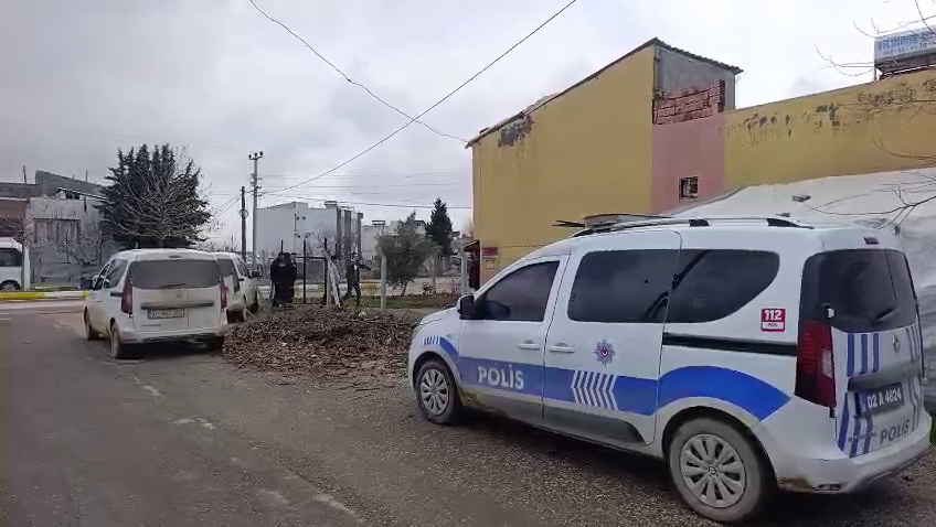 Adıyaman’da, bacaklarından bıçaklanan genç, hastanede tedavi altına alındı.