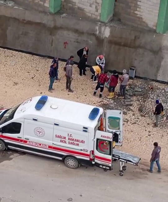 Adıyaman’da, yüksekten düşen bir inşaat işçisi yaralandı.