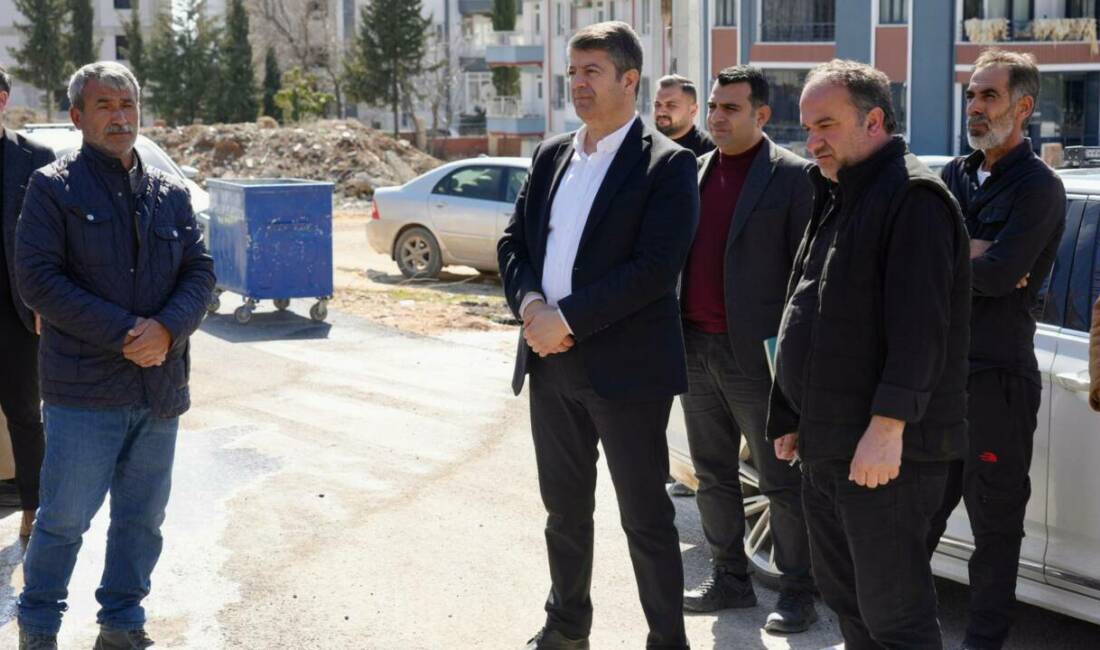 Sümerevler Mahallesi’nde devam eden yoğun asfalt serim çalışmalarını yerinde inceleyen