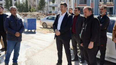 Sümerevler Mahallesi’nde devam eden yoğun asfalt serim çalışmalarını yerinde inceleyen