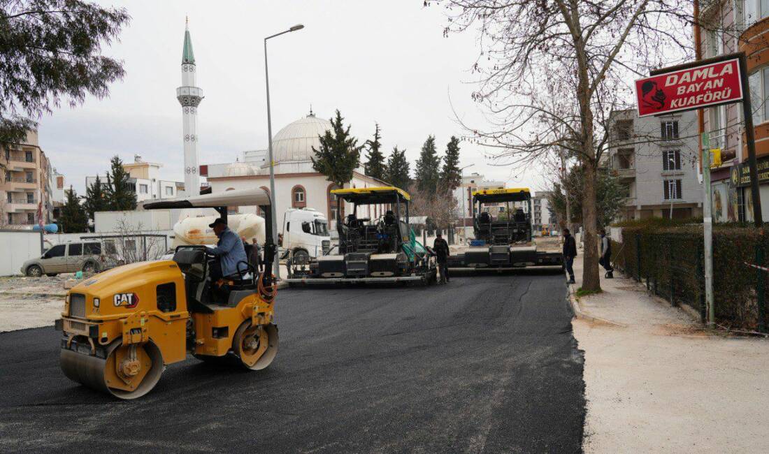 Adıyaman Belediyesi Fen İşleri Müdürlüğü ekipleri, kent trafiğinin yoğun olarak