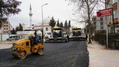 Adıyaman Belediyesi Fen İşleri Müdürlüğü ekipleri, kent trafiğinin yoğun olarak