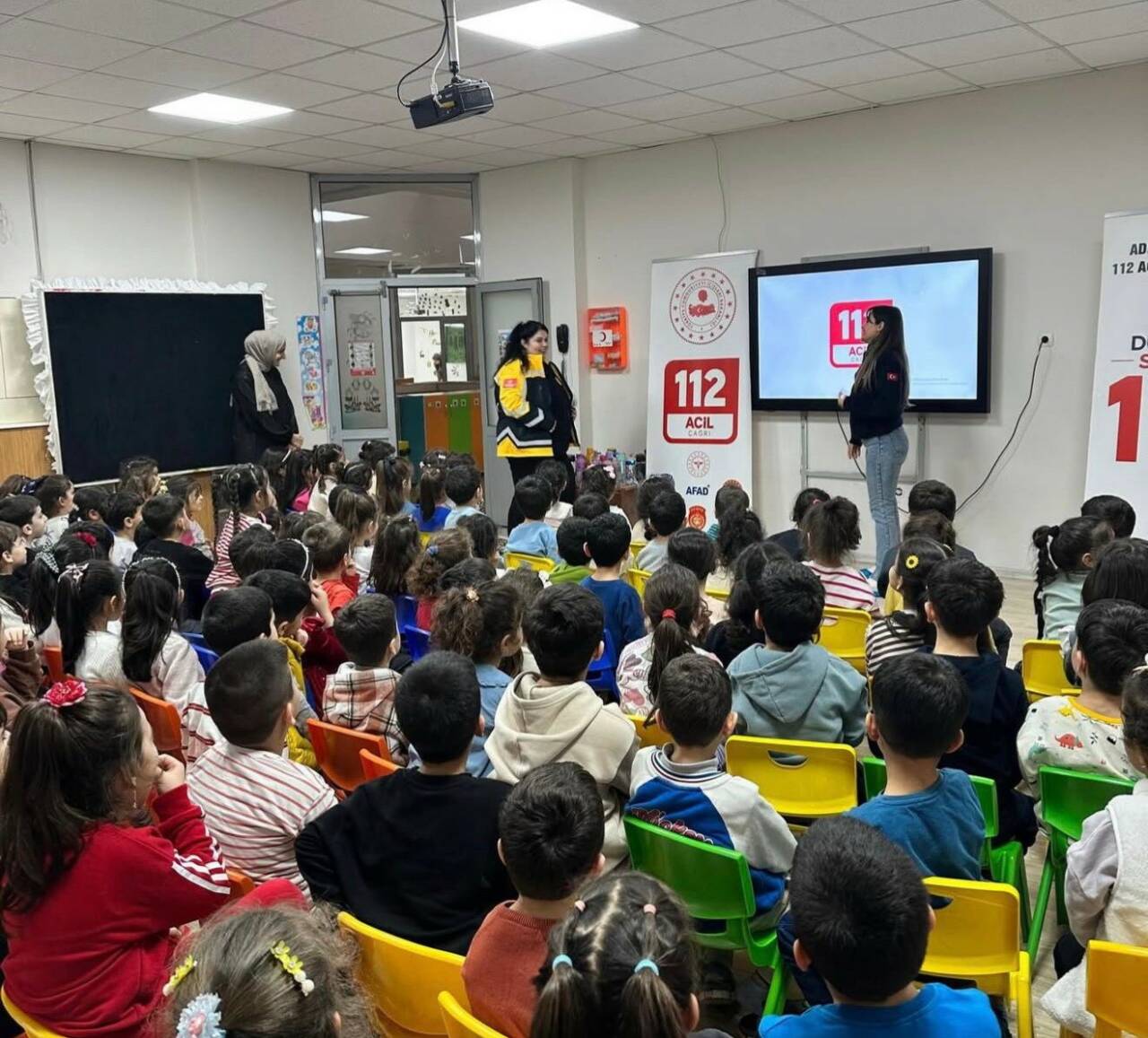 Adıyaman Acil Çağrı Merkezi görevlileri tarafından minik öğrencilere eğitim verildi.