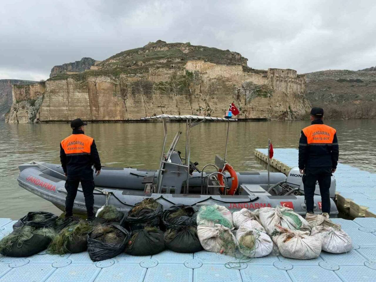 Gaziantep’te ağ ile avlanma yasağına uymayan 2 şahıs, jandarma ekiplerince