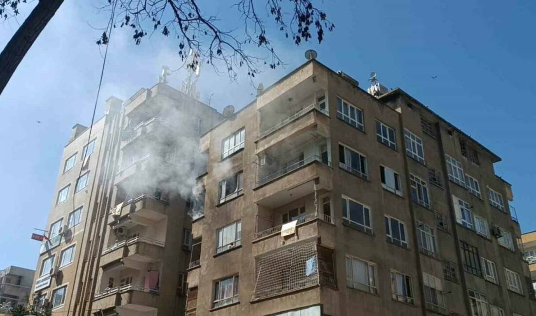 Şanlıurfa’da bir apartmanın 4’üncü katında çıkan yangın itfaiye ekiplerinin müdahalesi