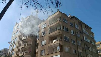 Şanlıurfa’da bir apartmanın 4’üncü katında çıkan yangın itfaiye ekiplerinin müdahalesi
