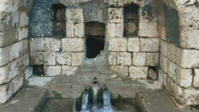 Gaziantep'in Araban ilçesindeki Emirhaydar Mahallesi'nde, Osmanlı dönemine ait olan iki