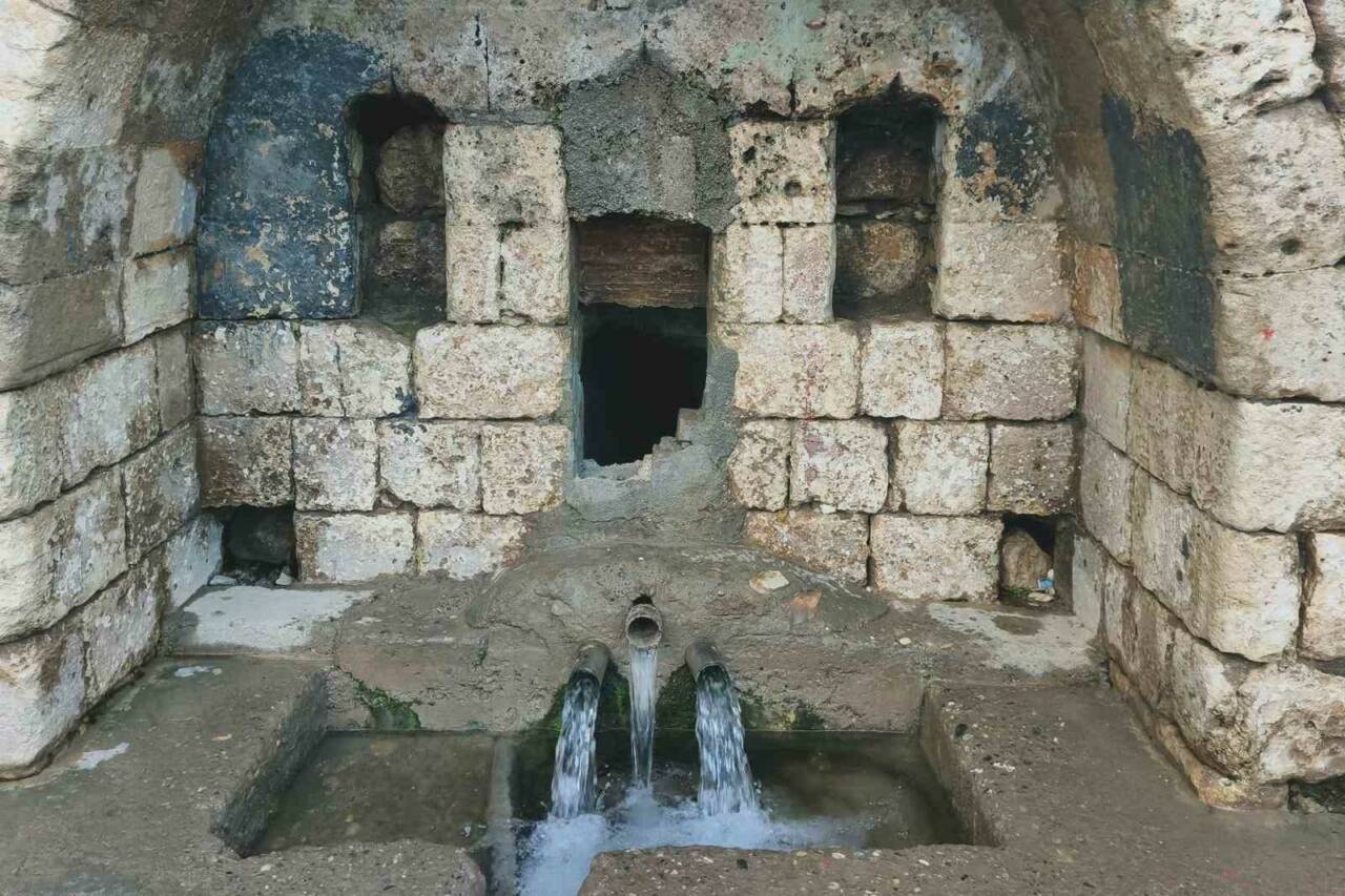 Gaziantep'in Araban ilçesindeki Emirhaydar Mahallesi'nde, Osmanlı dönemine ait olan iki