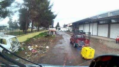 Şanlıurfa’nın Siverek ilçesi sanayi sitesinde bir aracın kasasında oturan çocuğun