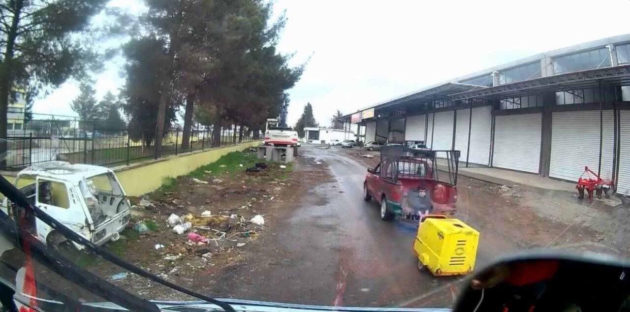 Şanlıurfa’nın Siverek ilçesi sanayi sitesinde bir aracın kasasında oturan çocuğun