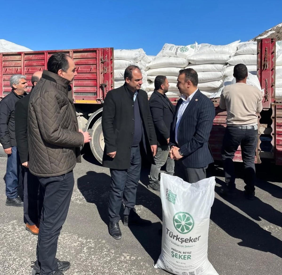 Adıyaman’ın Çelikhan ilçesinde arıcılara arı besleme şekerleri dağıtıldı.