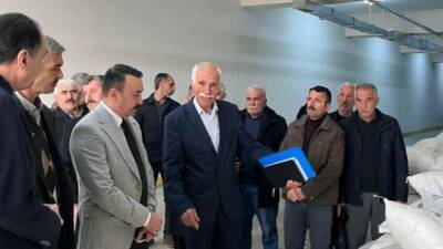 Adıyaman’ın Çelikhan İlçesinde arıcılara arı beslenme şekerleri dağıtıldı.