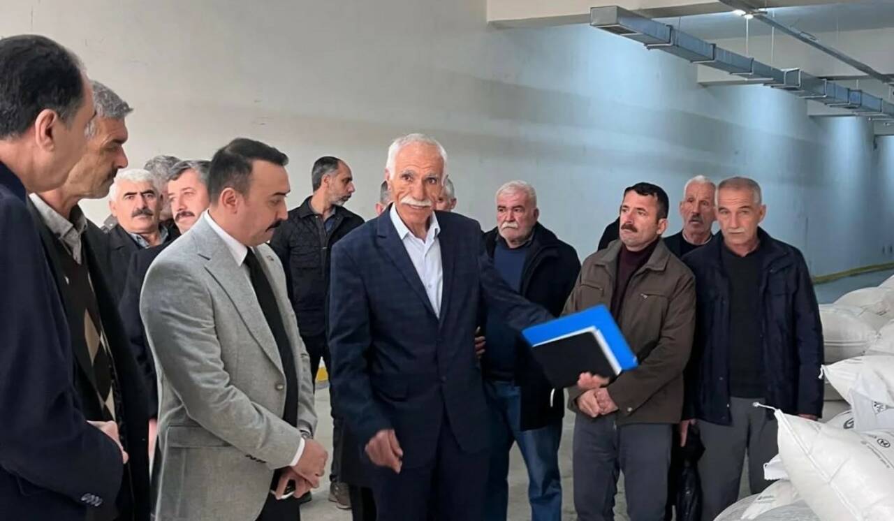 Adıyaman’ın Çelikhan İlçesinde arıcılara arı beslenme şekerleri dağıtıldı.