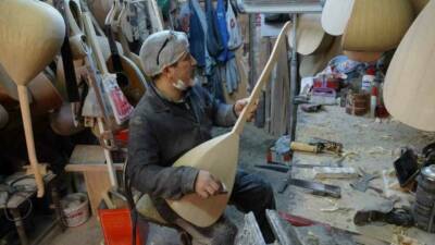 Gaziantep’te yaşayan 50 yaşındaki Mustafa Akkaya, baba yadigarı atölyede 35