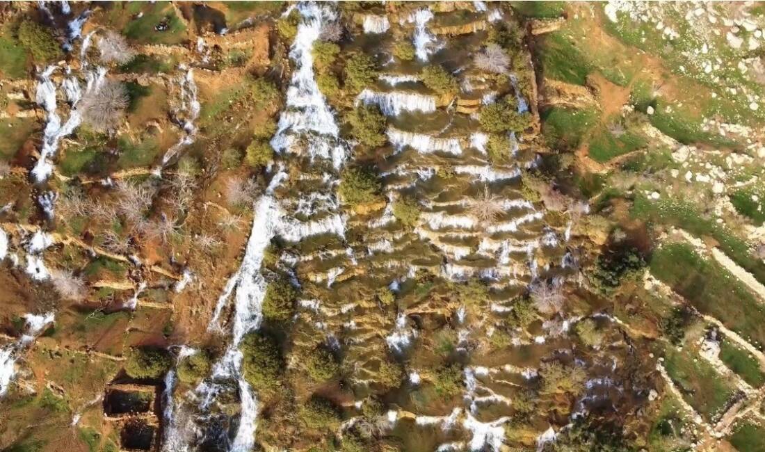 Mardin’in Kızıltepe ilçesine bağlı Başdeğirmen Mahallesi’nde bulunan şelale ziyaretçi akınına