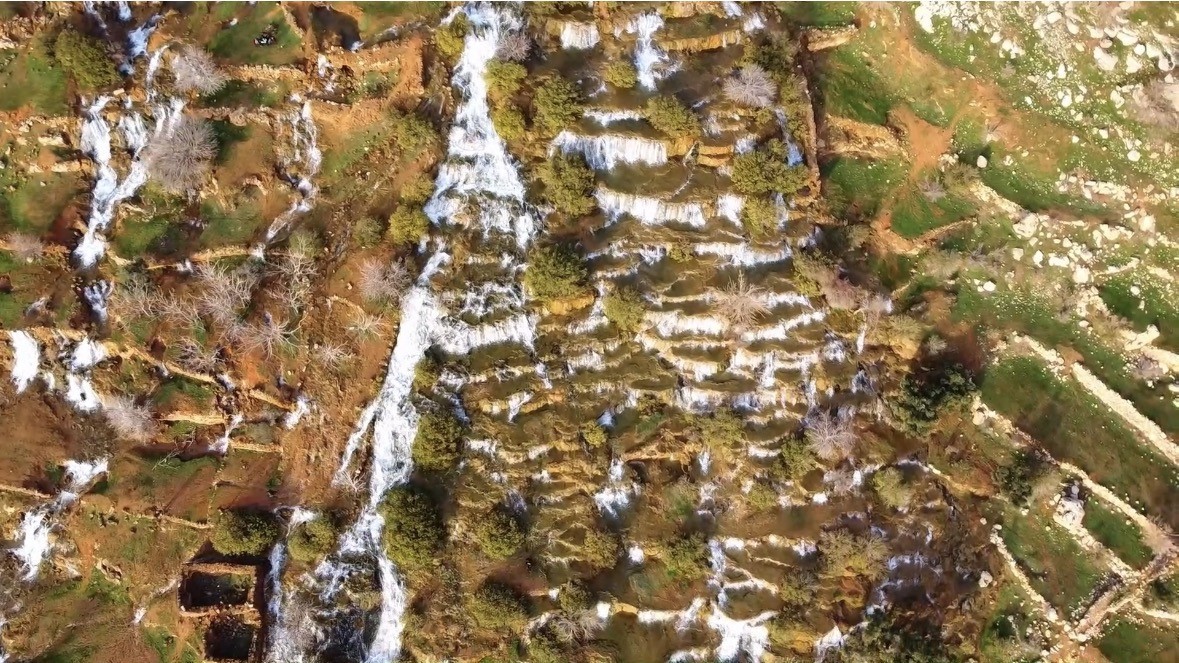Mardin’in Kızıltepe ilçesine bağlı Başdeğirmen Mahallesi’nde bulunan şelale ziyaretçi akınına