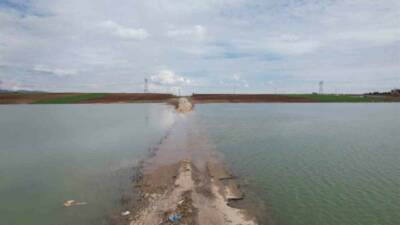 Kurak ve sıcak geçen yaz mevsiminde baraj sularının çekilmesiyle ortaya