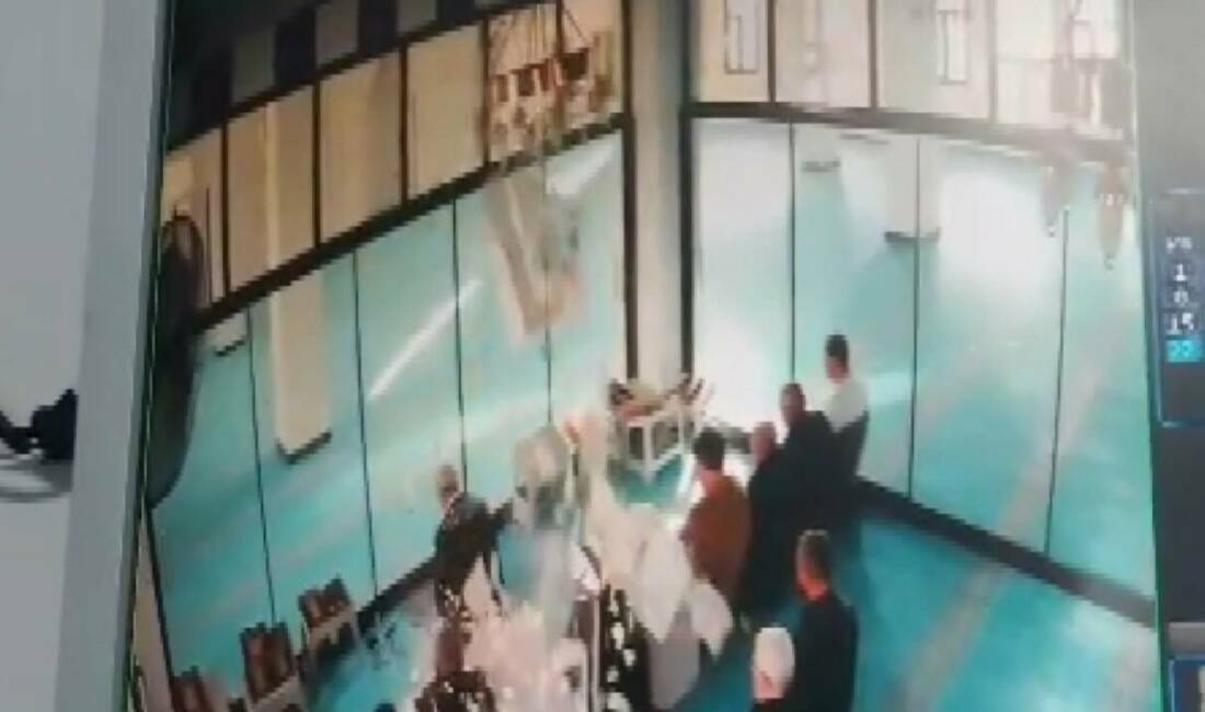 Şanlıurfa’da bir caminin tavan alçısının cemaatin üzerine düştüğü anlar güvenlik