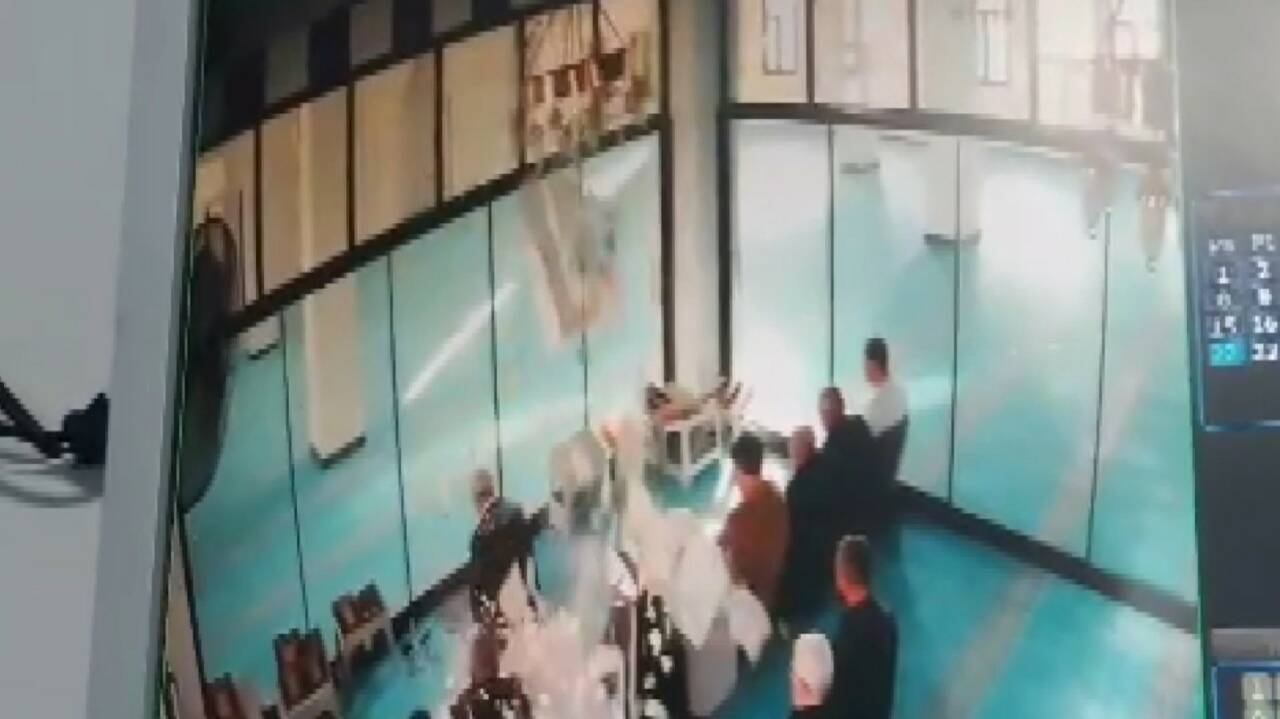 Şanlıurfa’da bir caminin tavan alçısının cemaatin üzerine düştüğü anlar güvenlik