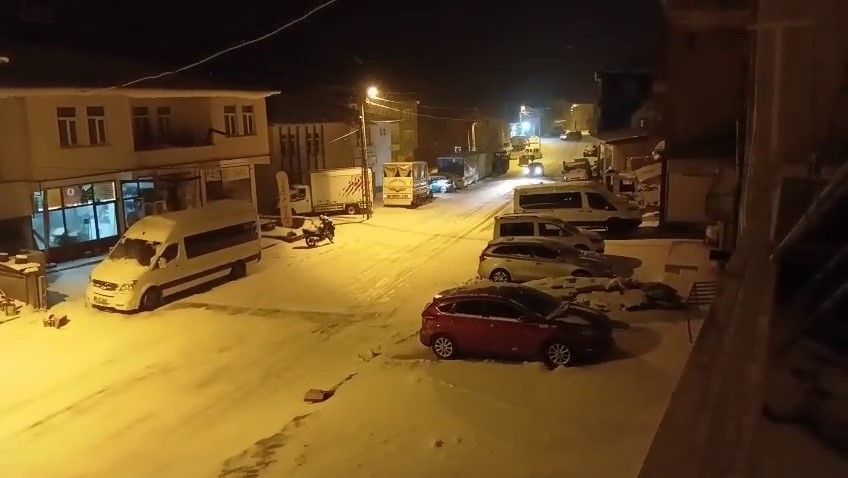 Adıyaman’ın Çelikhan ilçesinde kar yağışı başladı.