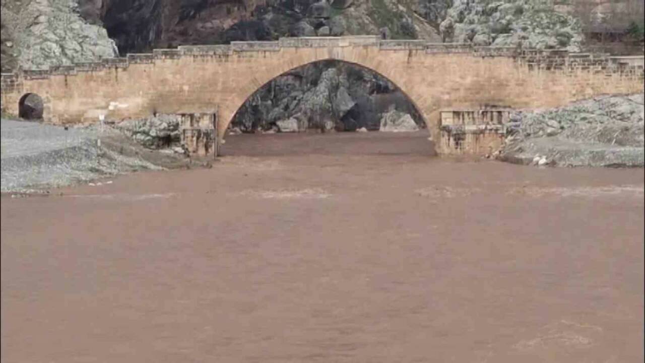Adıyaman’da etkili olan sağanak yağışların ardından, Tarihi Cendere Köprüsü altından