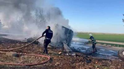 Şanlıurfa’nın Viranşehir ilçesinde devrilen yakıt yüklü tırın alev topuna döndüğü