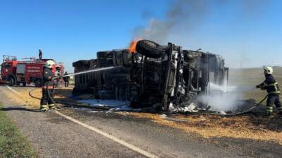 Şanlıurfa'da devrildikten sonra alev alan mısır yüklü tırın sürücüsü sinir