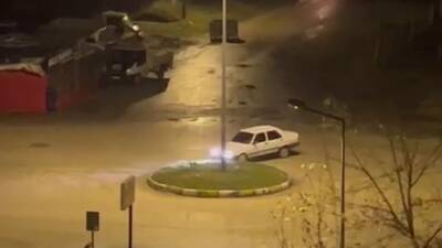 Adıyaman’da, işlek bir caddede kavşakta drift atan sürücü tepkilere neden