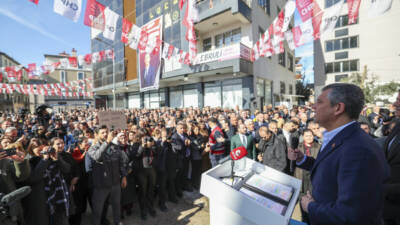 Deprem Şehitli'ğini ziyaretinin ardından CHP Adıyaman İl Başkanlığı'na geçen CHP