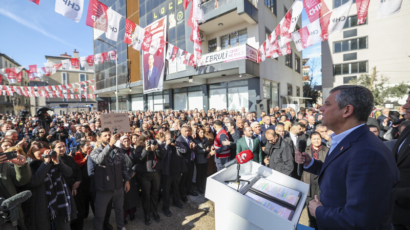 Deprem Şehitli'ğini ziyaretinin ardından CHP Adıyaman İl Başkanlığı'na geçen CHP