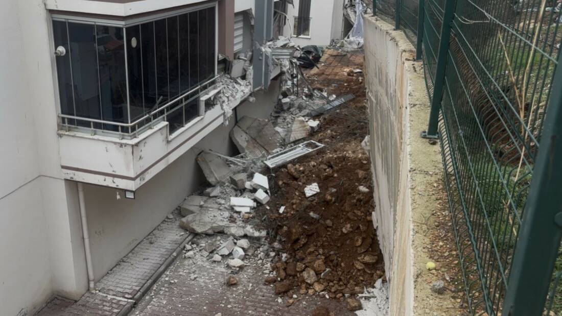 Gaziantep’te yoğun yağış sonrası 4 bloklu sitenin istinat duvarı çöktü.