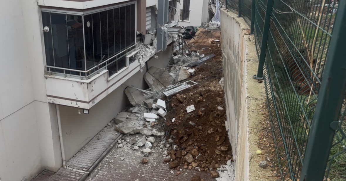 Gaziantep’te yoğun yağış sonrası 4 bloklu sitenin istinat duvarı çöktü.