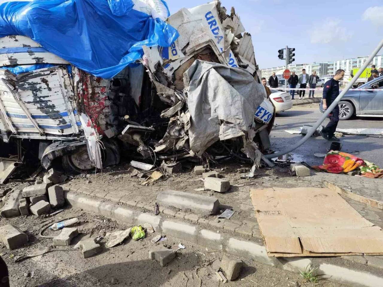 Şanlıurfa’da freni patlayan kamyon, araçların arasına daldı. Kazada, kamyon sürücüsü
