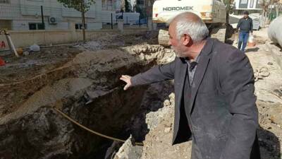 Şanlıurfa’nın Karaköprü ilçesinde altyapı çalışması sırasında meydana gelen göçükte toprağın