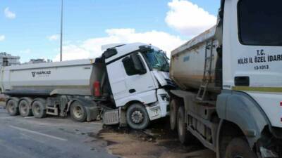 Kilis’te iki hafriyat kamyonunun çarpışması sonucu 1 kişi yaralandı. Yaralı