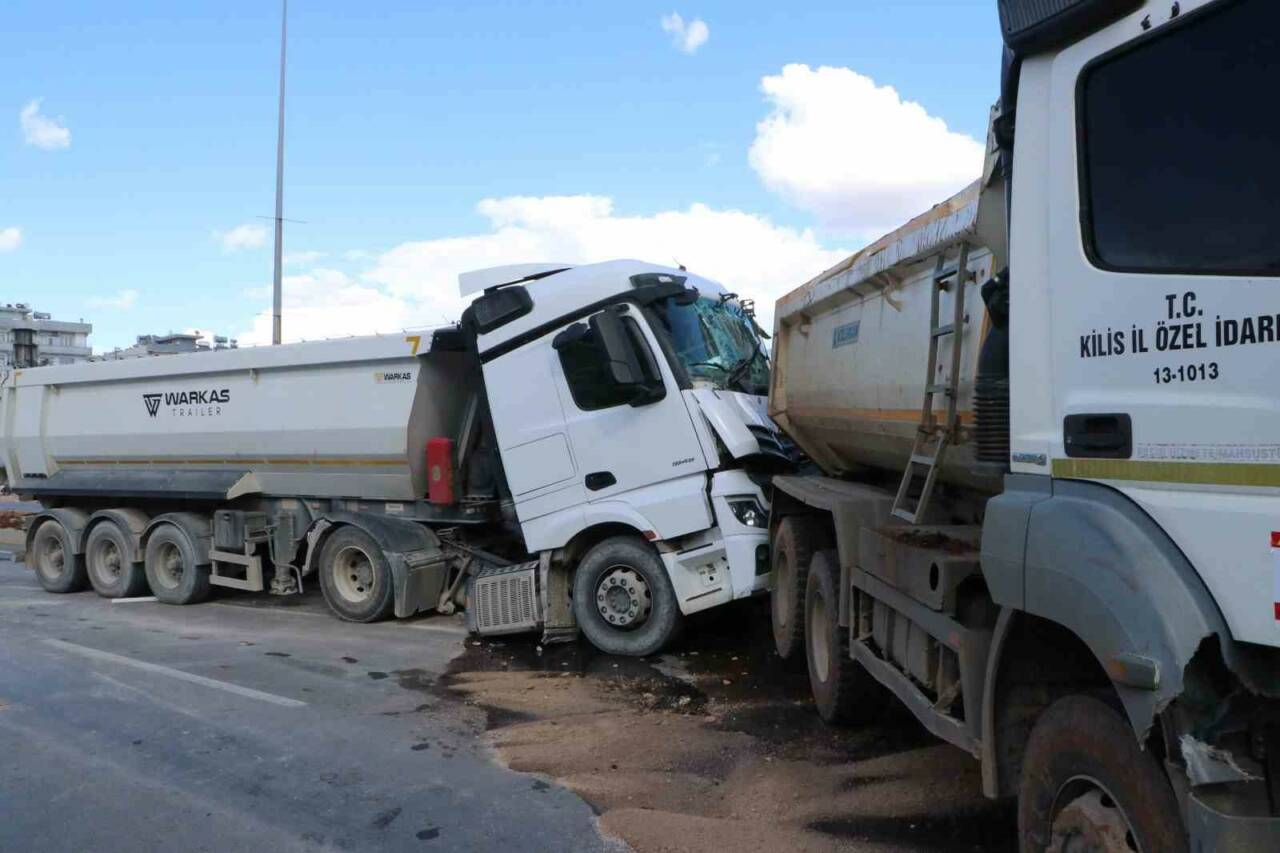 Kilis’te iki hafriyat kamyonunun çarpışması sonucu 1 kişi yaralandı. Yaralı
